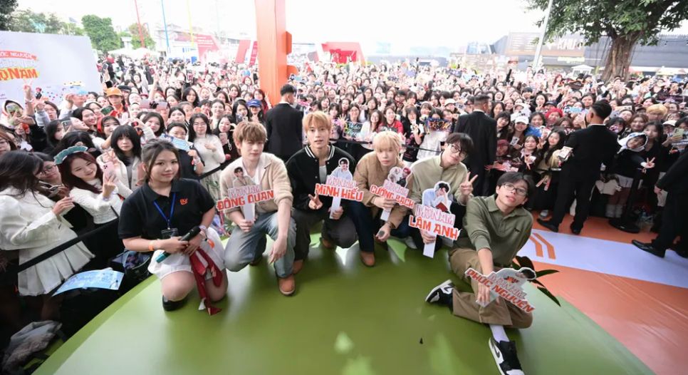5 thành viên trong Gõ cửa nhà mỹ nam giao lưu cùng người hâm mộ. Ảnh: BTC