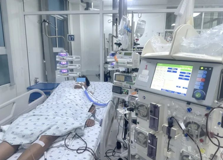 Bệnh nhi 15 tuổi lọc máu liên tục vì sốt xuất huyết