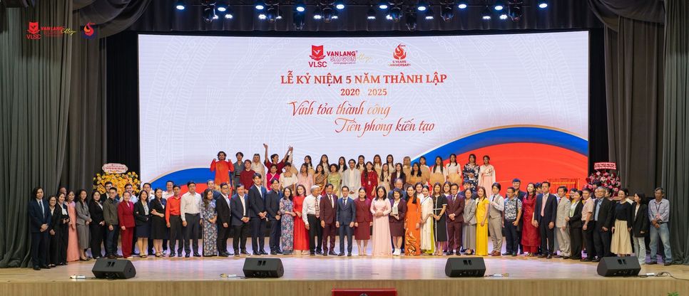 Khách mời, Ban Lãnh đạo, Ban Giám hiệu, tập thể Cán bộ - Giảng viên, các thế hệ sinh viên chụp ảnh lưu niệm tại buổi Lễ kỷ niệm 5 năm thành lập Trường Cao đẳng Văn Lang Sài Gòn Khách mời, Ban Lãnh đạo, Ban Giám hiệu, tập thể Cán bộ - Giảng viên, các thế hệ sinh viên chụp ảnh lưu niệm tại buổi Lễ kỷ niệm 5 năm thành lập Trường Cao đẳng Văn Lang Sài Gòn