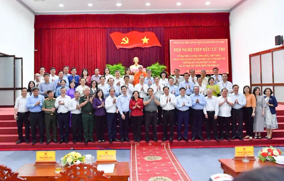 Thủ tướng Phạm Minh Chính chụp hình lưu niệm với lãnh đạo bộ ngành và TP Cần Thơ