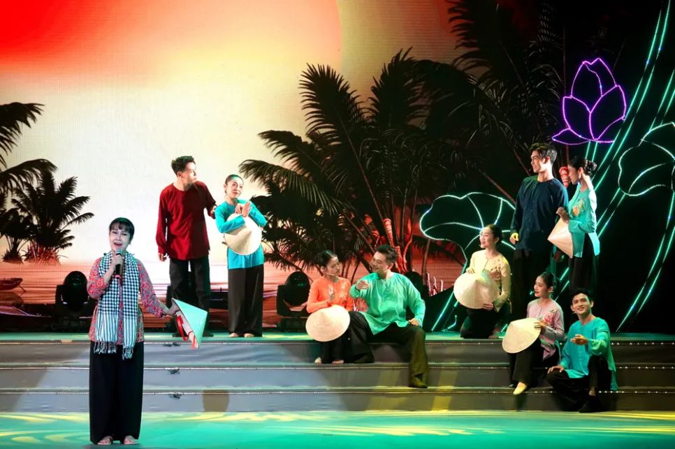 Ca sĩ Bích Phượng biểu diễn liên khúc 