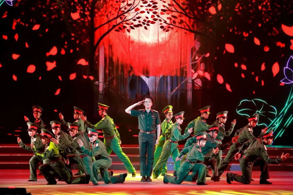 Ca sĩ Nguyễn Phi Hùng biểu diễn bài hát 