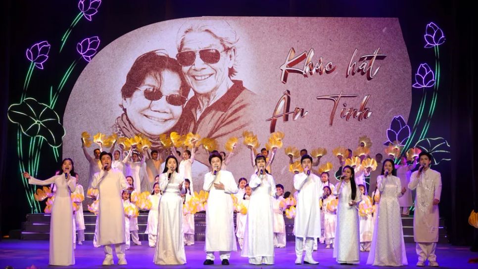 Các ca sĩ biểu diễn ca khúc 