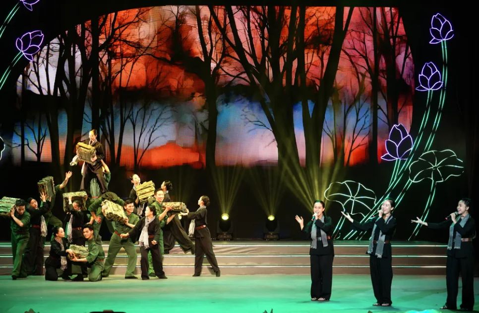 Nhóm ca Mắt Ngọc biểu diễn ca khúc 