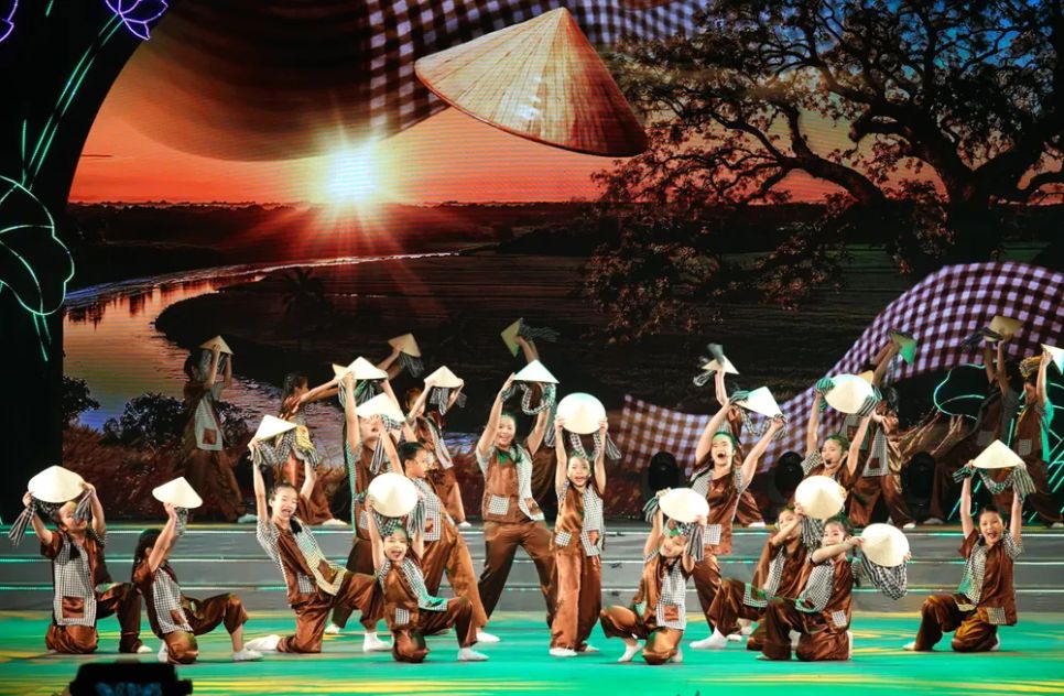 Nhóm thiếu nhi Goldstar Kids biểu diễn ca khúc 