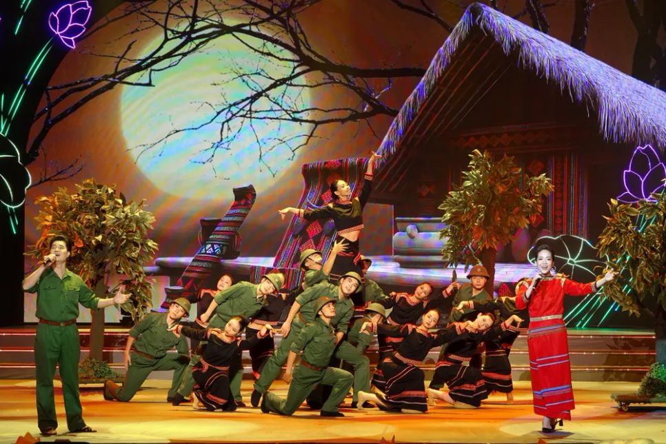 NSƯT Phạm Khánh Ngọc và ca sĩ Đào Mác biểu diễn trong tiết mục nhạc cảnh - trích opera 