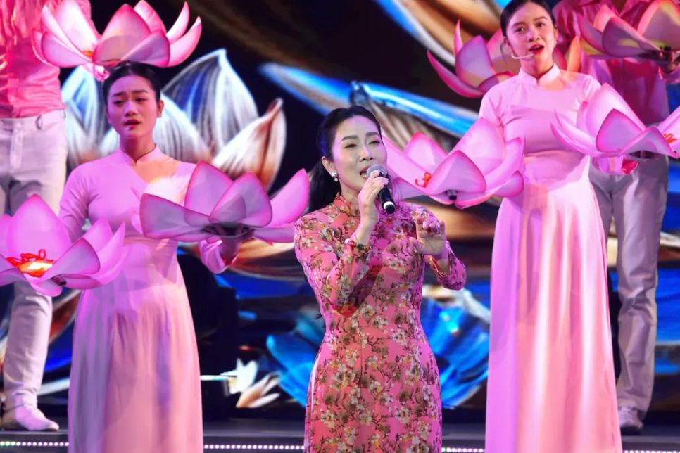 NSƯT Vân Khánh thể hiện ngọt ngào, da diết ca khúc 