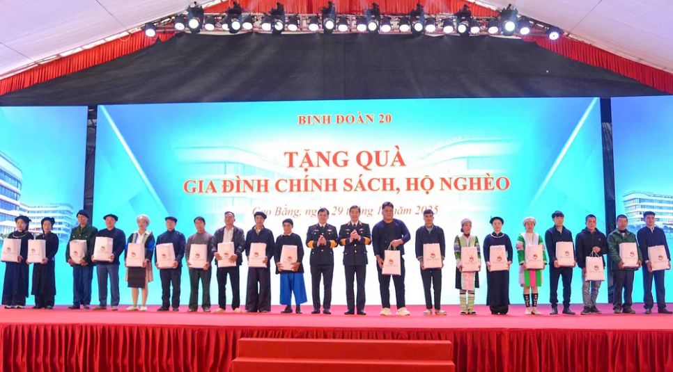 Dịp này, Bộ Quốc phòng đã tặng quà cho các gia đình chính sách, hộ nghèo trên địa bàn