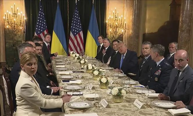Tổng thống Mỹ Donald Trump và Tổng thống Ukraine Volodymyr Zelensky tại cuộc gặp ở khu nghỉ dưỡng Mar-a-Lago, Palm Beach, Florida, Mỹ ngày 28/12/2025. Ảnh: THX/TTXVN