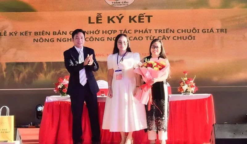 Bà Nguyễn Việt Chinh (giữa) tại lễ ký kết hợp tác phát triển chuỗi giá trị nông nghiệp công nghệ cao.