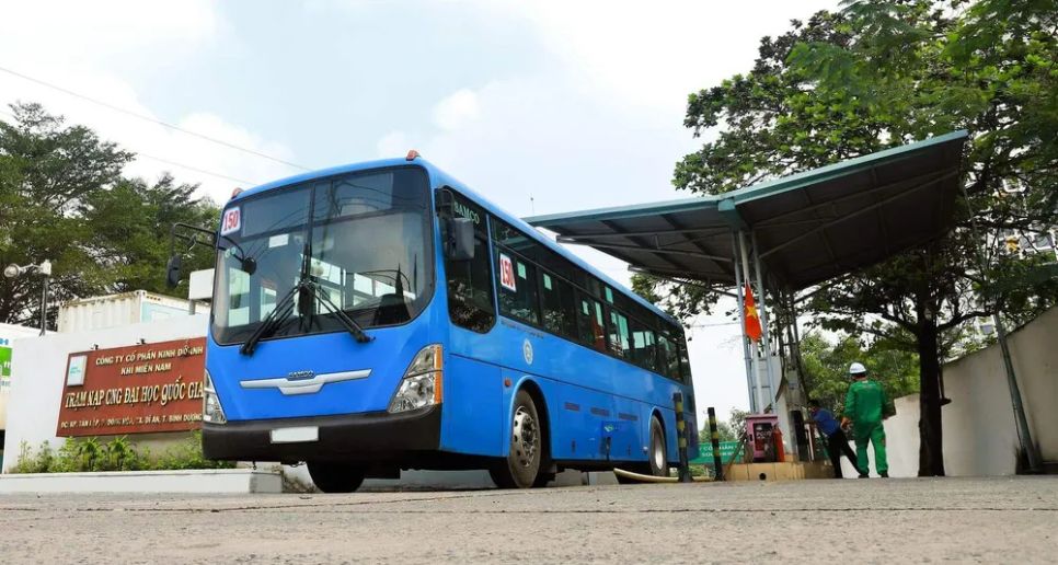 Xe buýt nạp khí CNG tại trạm ở TPHCM. Ảnh: CNG