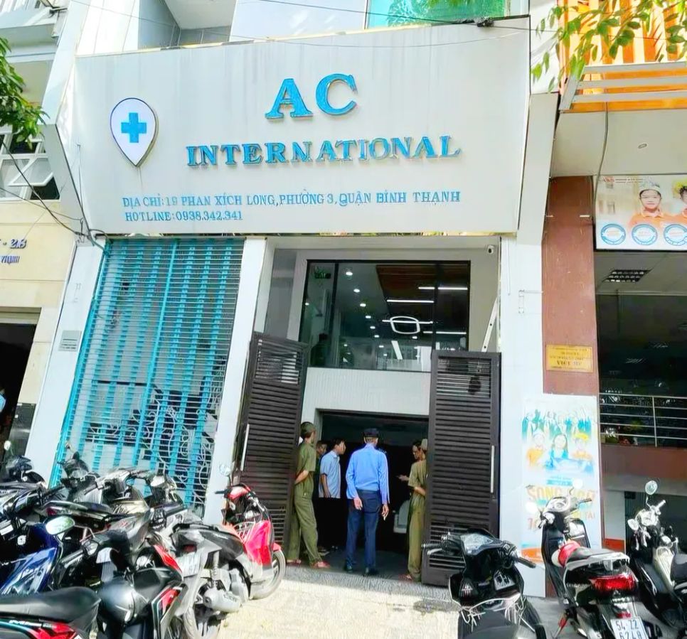 <p> Cơ quan công an khám xét hộ kinh doanh AC International (phường Gia Định, TPHCM) để điều tra về hành vi lừa đảo khách hàng </p> <p> Cơ quan công an khám xét hộ kinh doanh AC International (phường Gia Định, TPHCM) để điều tra về hành vi lừa đảo khách hàng </p>