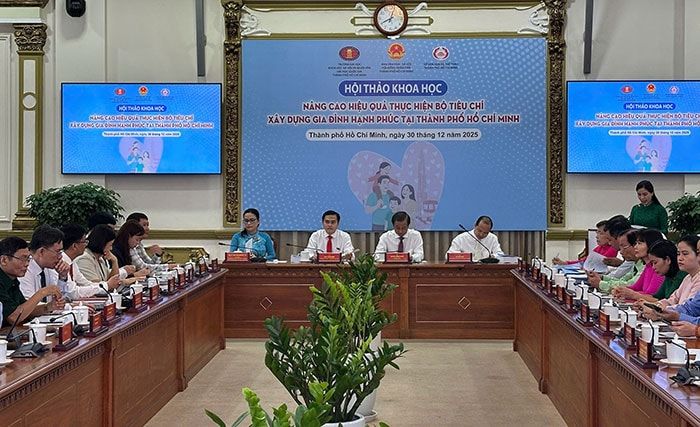 Tham dự Hội thảo có hơn 150 đại biểu, gồm lãnh đạo các cơ quan, sở, ban, ngành; các giáo sư, nhà khoa học, chuyên gia, nhà quản lý trong các lĩnh vực văn hóa học, xã hội học, tâm lý học, gia đình và phát triển con người; đại diện chính quyền cơ sở, cán bộ làm công tác gia đình trên địa bàn Thành phố. Tham dự Hội thảo có hơn 150 đại biểu, gồm lãnh đạo các cơ quan, sở, ban, ngành; các giáo sư, nhà khoa học, chuyên gia, nhà quản lý trong các lĩnh vực văn hóa học, xã hội học, tâm lý học, gia đình và phát triển con người; đại diện chính quyền cơ sở, cán bộ làm công tác gia đình trên địa bàn Thành phố.