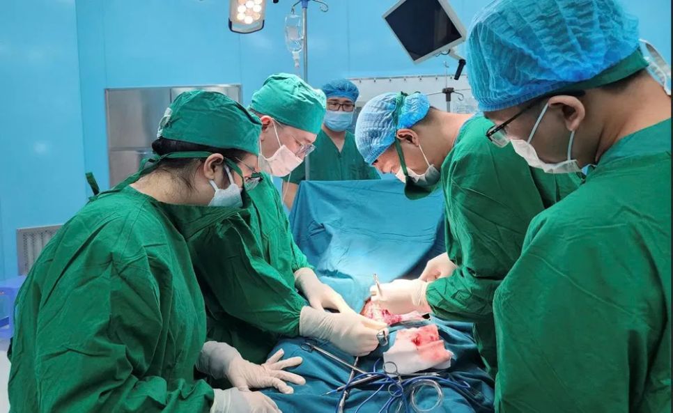 Các bác sĩ luân phiên đợt 5 đã phối hợp với đội ngũ tại chỗ của Trung tâm Y tế Quân dân y Côn Đảo thực hiện thành công nhiều ca phẫu thuật phức tạp Các bác sĩ luân phiên đợt 5 đã phối hợp với đội ngũ tại chỗ của Trung tâm Y tế Quân dân y Côn Đảo thực hiện thành công nhiều ca phẫu thuật phức tạp