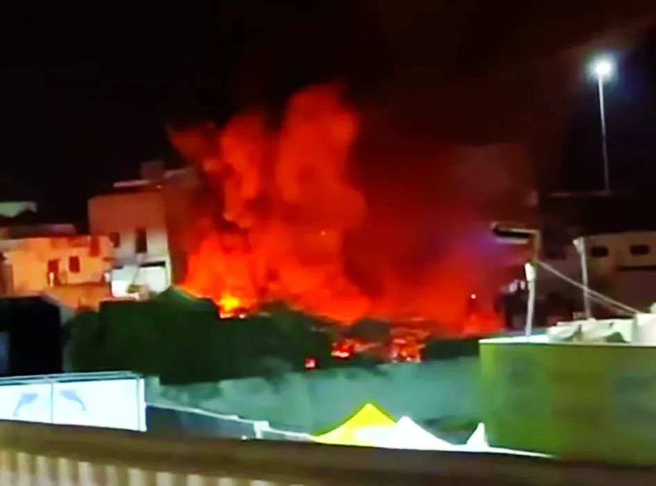 Ảnh chụp màn hình video cuộc không kích vào cảng Mukalla. Ảnh: THX Ảnh chụp màn hình video cuộc không kích vào cảng Mukalla. Ảnh: THX