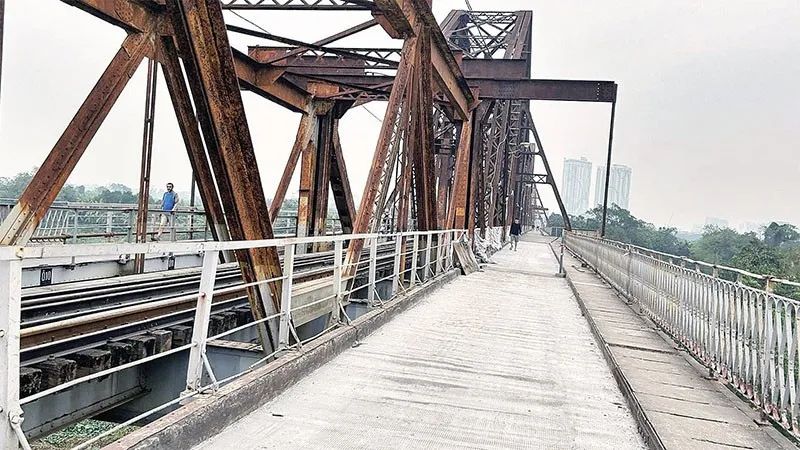 Nhiều đoạn mặt cầu được trải bê-tông cốt thép nhằm tăng tính chịu lực. Nhiều đoạn mặt cầu được trải bê-tông cốt thép nhằm tăng tính chịu lực.