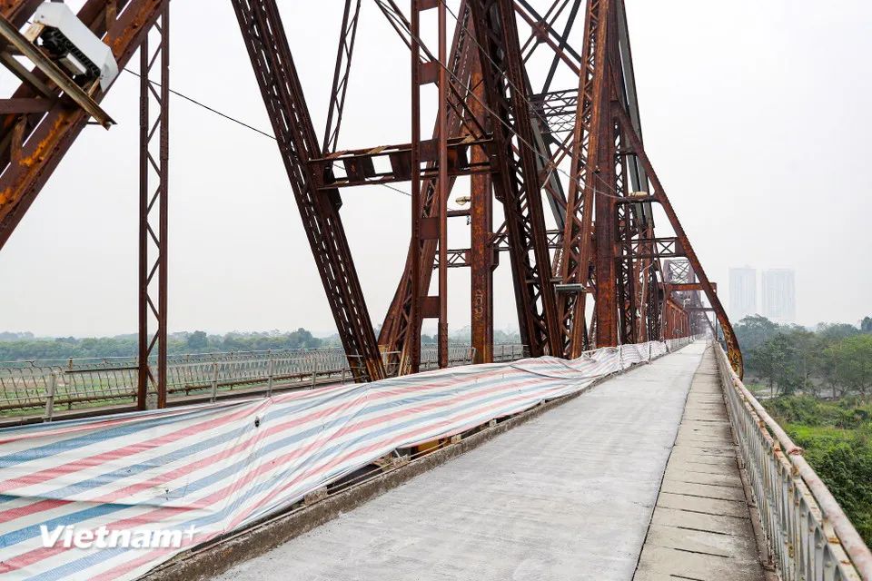 <p>Cầu Long Biên bắc qua sông Hồng nối 2 phường Hoàn Kiếm và Bồ Đề (Hà Nội) hiện đã hơn 120 năm tuổi, bước vào những ngày sửa chữa cuối cùng để khoác lên mình diện mạo mới. (Ảnh: Hoài Nam/Vietnam+)</p> <p>Cầu Long Biên bắc qua sông Hồng nối 2 phường Hoàn Kiếm và Bồ Đề (Hà Nội) hiện đã hơn 120 năm tuổi, bước vào những ngày sửa chữa cuối cùng để khoác lên mình diện mạo mới. (Ảnh: Hoài Nam/Vietnam+)</p>