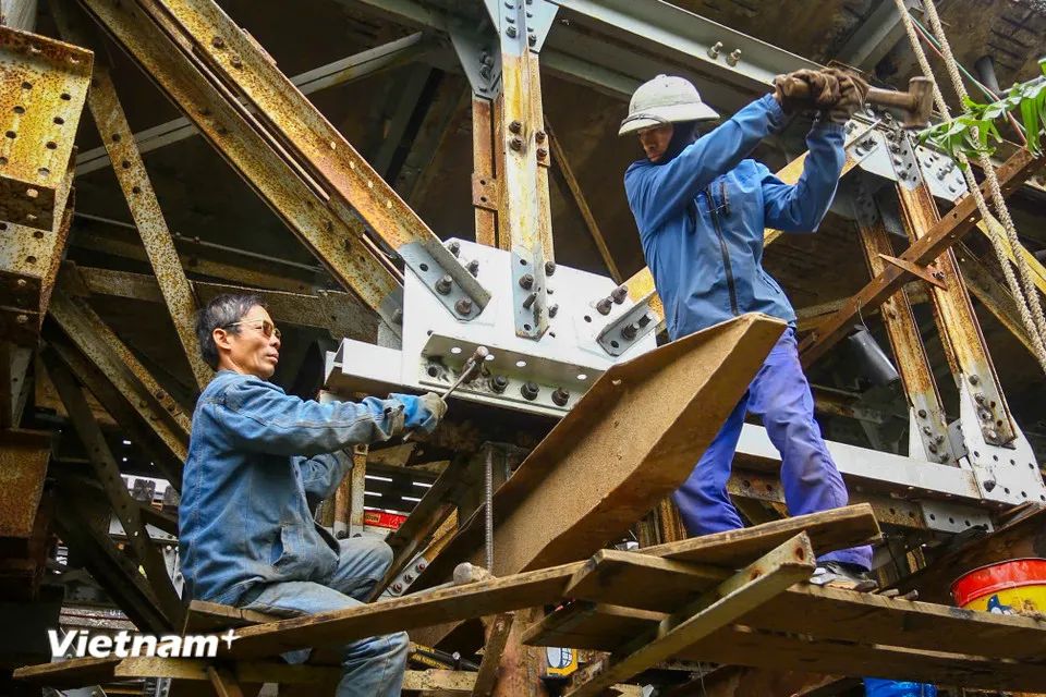 <p>Công nhân đang tiến hành gia cố lan can và dầm cầu, tập trung xử lý các vị trí hư hỏng, xuống cấp sau thời gian dài sử dụng. (Ảnh: Hoài Nam/Vietnam+)</p> <p>Công nhân đang tiến hành gia cố lan can và dầm cầu, tập trung xử lý các vị trí hư hỏng, xuống cấp sau thời gian dài sử dụng. (Ảnh: Hoài Nam/Vietnam+)</p>