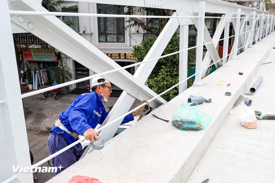 <p>Công nhân tiến hành duy tu, bảo trì tại cầu Long Biên. (Ảnh: Hoài Nam/Vietnam+)</p> <p>Công nhân tiến hành duy tu, bảo trì tại cầu Long Biên. (Ảnh: Hoài Nam/Vietnam+)</p>