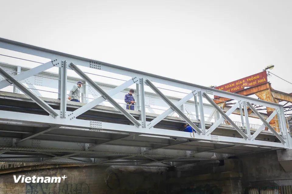 <p>Công nhân tiến hành duy tu, bảo trì tại cầu Long Biên. (Ảnh: Hoài Nam/Vietnam+)</p> <p>Công nhân tiến hành duy tu, bảo trì tại cầu Long Biên. (Ảnh: Hoài Nam/Vietnam+)</p>