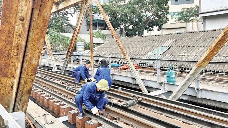 <p>Nhiều hạng mục trên tuyến đường sắt được sửa chữa, thay mới.</p> <p>Nhiều hạng mục trên tuyến đường sắt được sửa chữa, thay mới.</p>