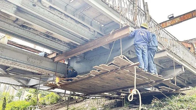 <p>Nhiều kết cấu thép lớn được thay thế bảo đảm an toàn khi đưa cầu vào sử dụng.</p> <p>Nhiều kết cấu thép lớn được thay thế bảo đảm an toàn khi đưa cầu vào sử dụng.</p>