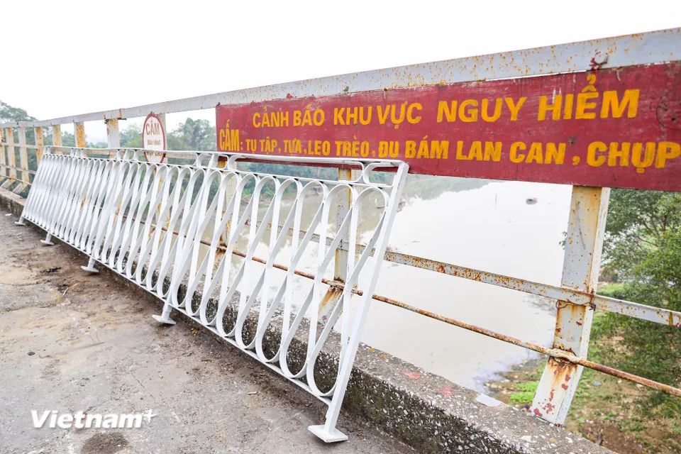 <p>Những khu vực lan can đã cũ, hỏng, xuống cấp đã và đang được thay mới. (Ảnh: Hoài Nam/Vietnam+)</p> <p>Những khu vực lan can đã cũ, hỏng, xuống cấp đã và đang được thay mới. (Ảnh: Hoài Nam/Vietnam+)</p>