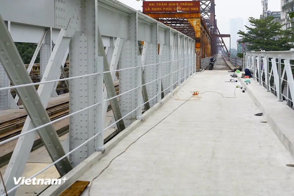 <p>Tại một số nhịp cầu, các tấm đan bê tông phần mặt cầu đã được thay đổi và phủ thêm một lớp bê tông. (Ảnh: Hoài Nam/Vietnam+)</p> <p>Tại một số nhịp cầu, các tấm đan bê tông phần mặt cầu đã được thay đổi và phủ thêm một lớp bê tông. (Ảnh: Hoài Nam/Vietnam+)</p>