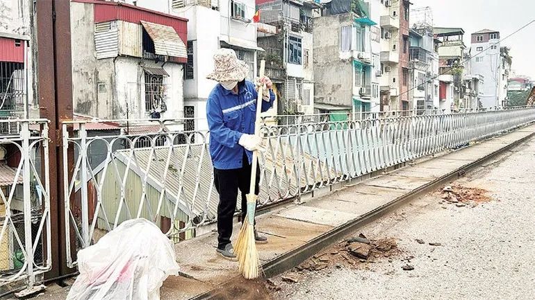 <p>Triển khai công tác vệ sinh trước khi thông xe trở lại.</p> <p>Triển khai công tác vệ sinh trước khi thông xe trở lại.</p>