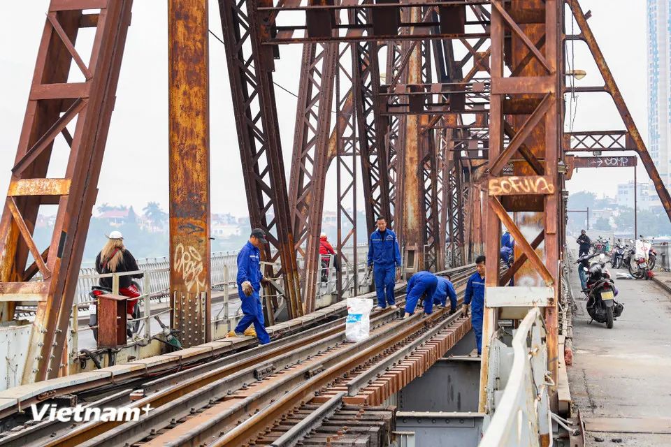 <p>Vào những ngày sửa chữa cuối cùng, hàng chục công nhân cùng nhiều thiết bị, vật liệu chuyên dụng đang gấp rút sửa chữa, trùng tu cây cầu 'chứng nhân lịch sử.' (Ảnh: Hoài Nam/Vietnam+)</p> <p>Vào những ngày sửa chữa cuối cùng, hàng chục công nhân cùng nhiều thiết bị, vật liệu chuyên dụng đang gấp rút sửa chữa, trùng tu cây cầu 'chứng nhân lịch sử.' (Ảnh: Hoài Nam/Vietnam+)</p>