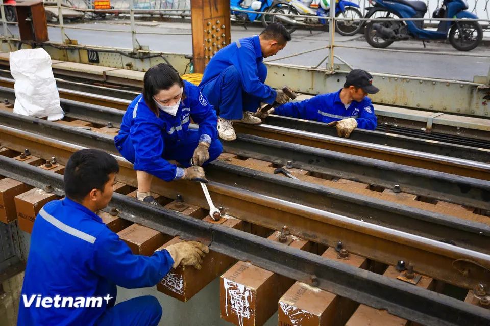 <p>Việc thi công cầu Long Biên nằm trong dự án sửa chữa định kỳ cầu Trần Nhật Duật Km2+215, tuyến đường sắt Hà Nội - Đồng Đăng. Dự án được thực hiện từ ngày 27/10 đến 31/12. (Ảnh: Hoài Nam/Vietnam+)</p> <p>Việc thi công cầu Long Biên nằm trong dự án sửa chữa định kỳ cầu Trần Nhật Duật Km2+215, tuyến đường sắt Hà Nội - Đồng Đăng. Dự án được thực hiện từ ngày 27/10 đến 31/12. (Ảnh: Hoài Nam/Vietnam+)</p>