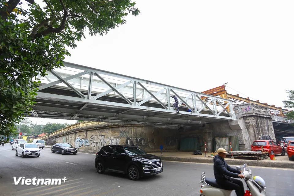 <p>Với người dân Hà Nội, cây cầu không chỉ là công trình giao thông quan trọng mà còn là một trong những di tích lịch sử mang tính biểu tượng của Thủ đô. (Ảnh: Hoài Nam/Vietnam+)</p> <p>Với người dân Hà Nội, cây cầu không chỉ là công trình giao thông quan trọng mà còn là một trong những di tích lịch sử mang tính biểu tượng của Thủ đô. (Ảnh: Hoài Nam/Vietnam+)</p>