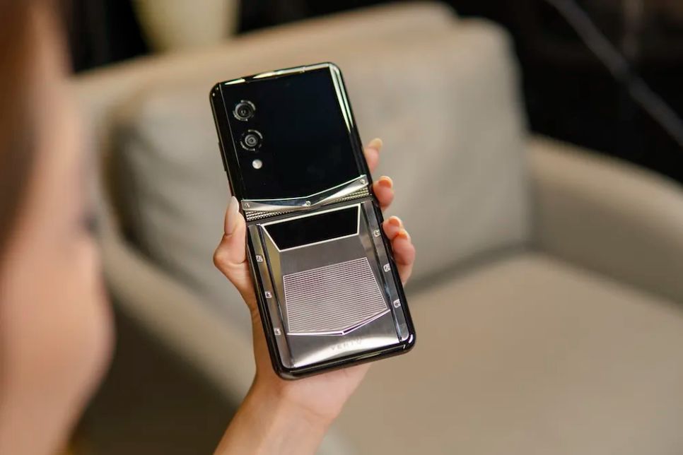 Màn hình đá Sapphire của Vertu giúp gia tăng độ bền so với điện thoại thông thường
