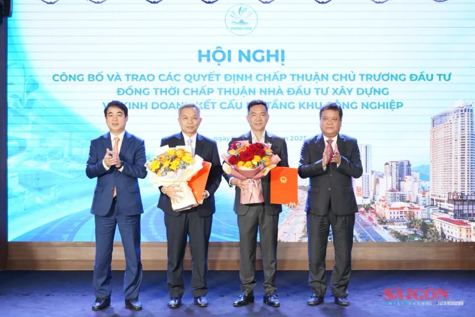 Lãnh đạo tỉnh Khánh Hòa trao quyết định chấp thuận chủ trương đầu tư các dự án KCN Ninh Xuân 1 và KCN Ninh Xuân 2. Ảnh: HIẾU GIANG