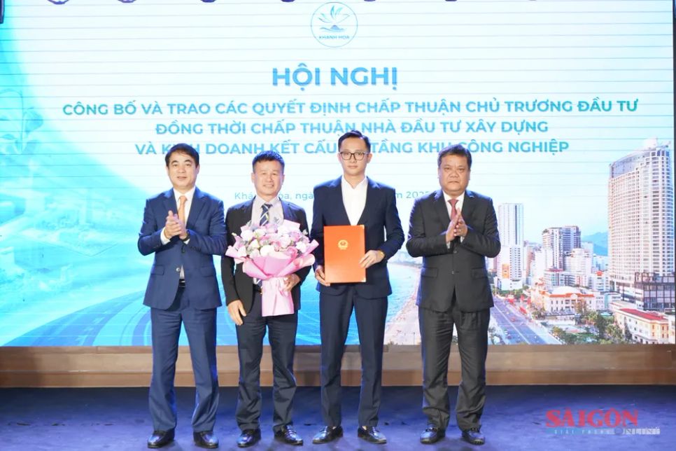 Lãnh đạo tỉnh Khánh Hòa trao quyết định chấp thuận chủ trương đầu tư dự án KCN Ninh Diêm 1. Ảnh: HIẾU GIANG