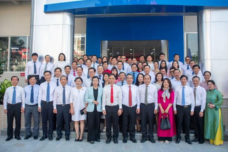 Các đại biểu chụp hình lưu niệm tại buổi ra mắt Bệnh viện Nhân dân Gia Định cơ sở 2 <br> Các đại biểu chụp hình lưu niệm tại buổi ra mắt Bệnh viện Nhân dân Gia Định cơ sở 2 <br>