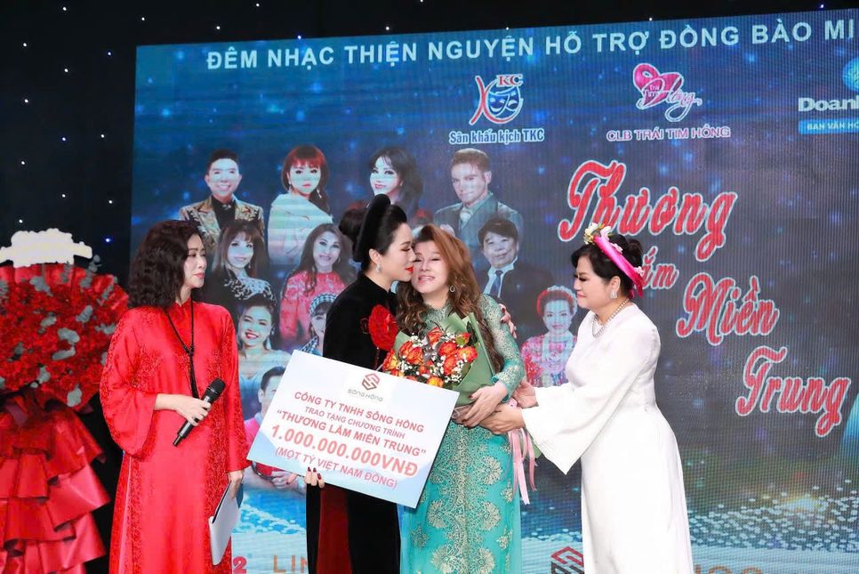 Doanh nhân Võ Hồng - Phó chủ tịch Hội Doanh nhân Sài Gòn trao tặng 1 tỷ đồng cho hoạt động cộng đồng