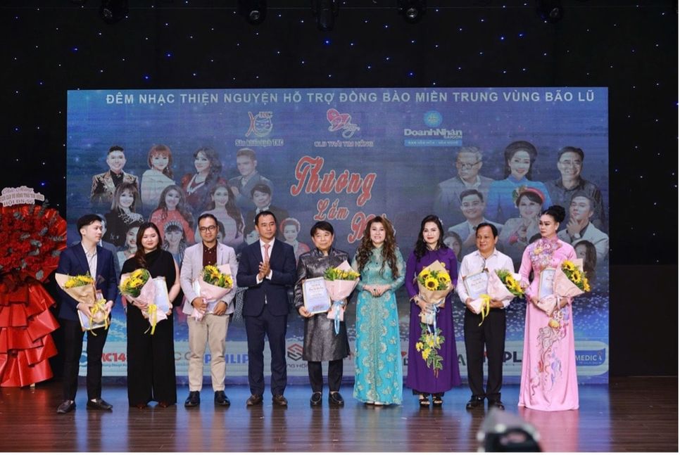 Ông Lư Nguyễn Xuân Vũ - Chủ tịch Hội Doanh nhân Sài Gòn tặng hoa cảm ơn các doanh nhân, ca sĩ có nhiều đóng góp cho hoạt động cộng đồng