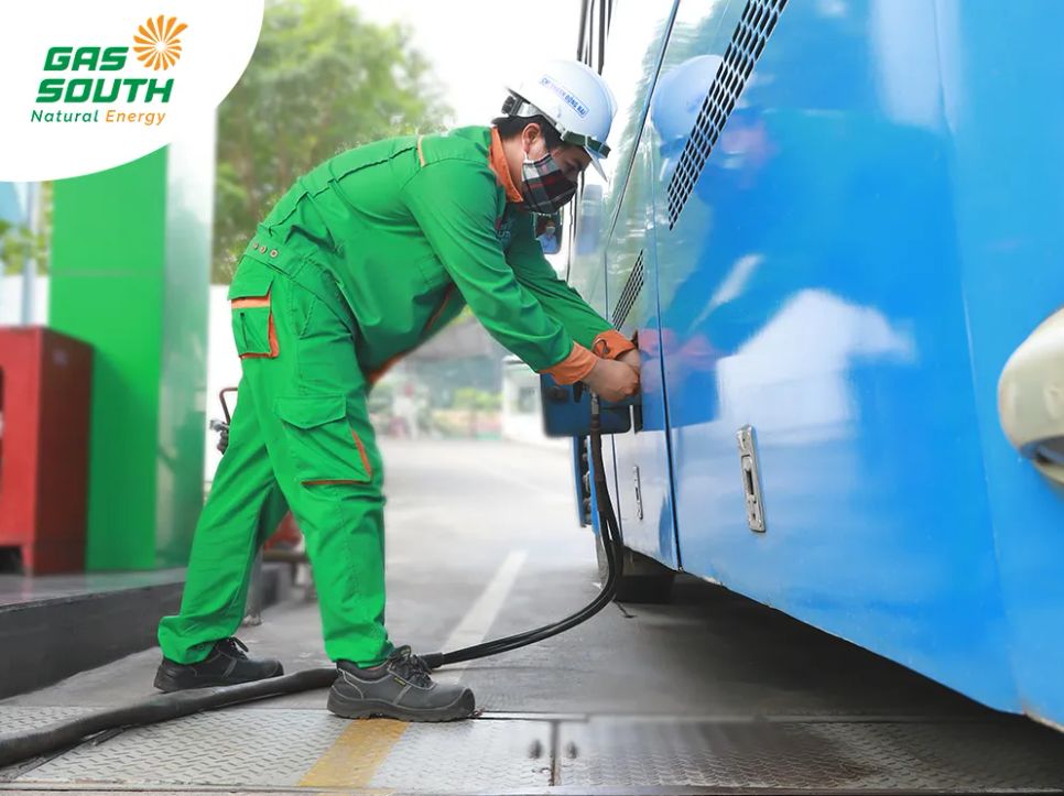 Nhân viên vận hành chuẩn bị nạp khí CNG vào xe buýt