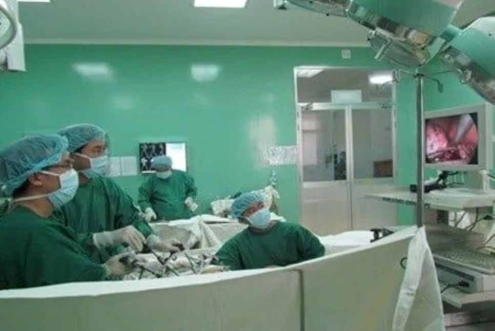Các bác sĩ phẫu thuật nội soi cắt túi phình khổng lồ cho người bệnh