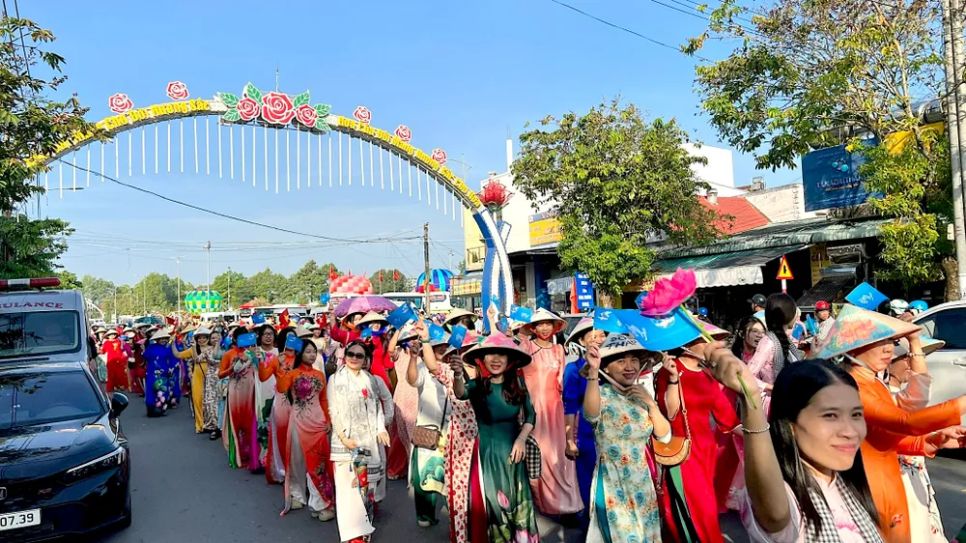 Hơn 2.000 phụ nữ Đồng Tháp diễu hành áo dài hoa chào năm mới 2026. Ảnh: N.T Hơn 2.000 phụ nữ Đồng Tháp diễu hành áo dài hoa chào năm mới 2026. Ảnh: N.T