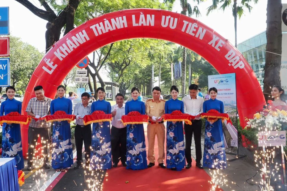 TPHCM khánh thành làn ưu tiên xe đạp trên đường Mai Chí Thọ