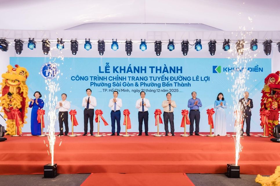 Các đại biểu cắt băng khánh thành công trình chỉnh trang đường Lê Lợi Các đại biểu cắt băng khánh thành công trình chỉnh trang đường Lê Lợi