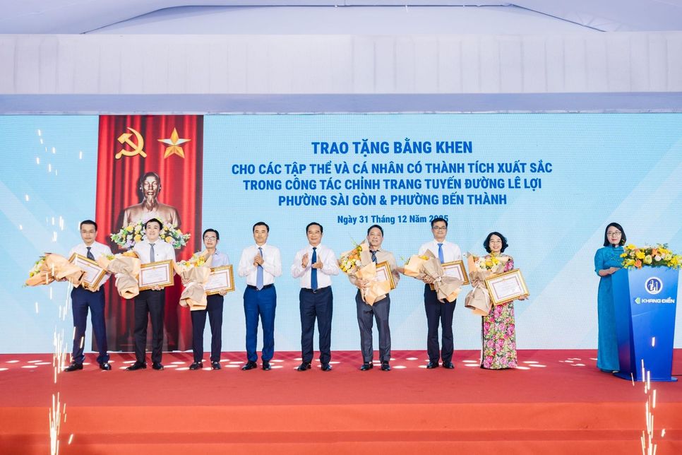 Lãnh đạo UBND TP.HCM trao tặng bằng khen cho các tập thể và cá nhân có thành tích xuất sắc trong công tác chỉnh trang tuyến đường Lê Lợi tại Phường Sài Gòn và Phường Bến Thành Lãnh đạo UBND TP.HCM trao tặng bằng khen cho các tập thể và cá nhân có thành tích xuất sắc trong công tác chỉnh trang tuyến đường Lê Lợi tại Phường Sài Gòn và Phường Bến Thành