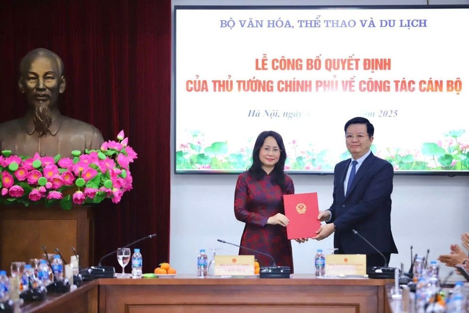 Phó Thủ tướng Chính phủ Mai Văn Chính trao quyết định cho bà Lâm Thị Phương Thanh Phó Thủ tướng Chính phủ Mai Văn Chính trao quyết định cho bà Lâm Thị Phương Thanh