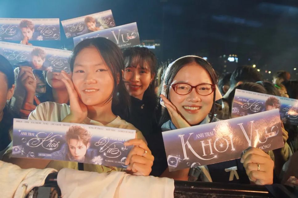 Bạn trẻ háo hức với các thần tượng, tiết mục biểu diễn tại chương trình