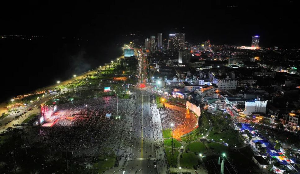 Hàng chục ngàn người dân, giới trẻ tham gia Countdown Tết Dương lịch năm 2026 ở Quy Nhơn