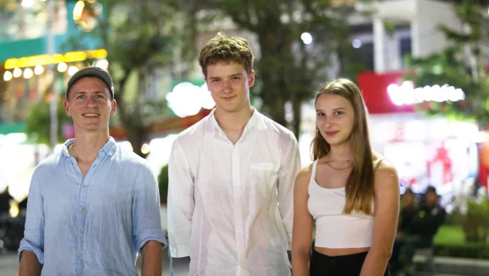 Người dân và du khách hòa chung không khí rộn ràng đón mừng năm mới