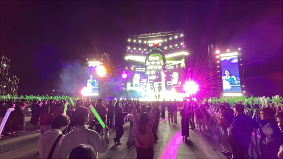 <p> Đông đảo người dân và du khách cùng đổ về Quảng trường Văn hóa Thể thao TP Huế thưởng thức chương trình 