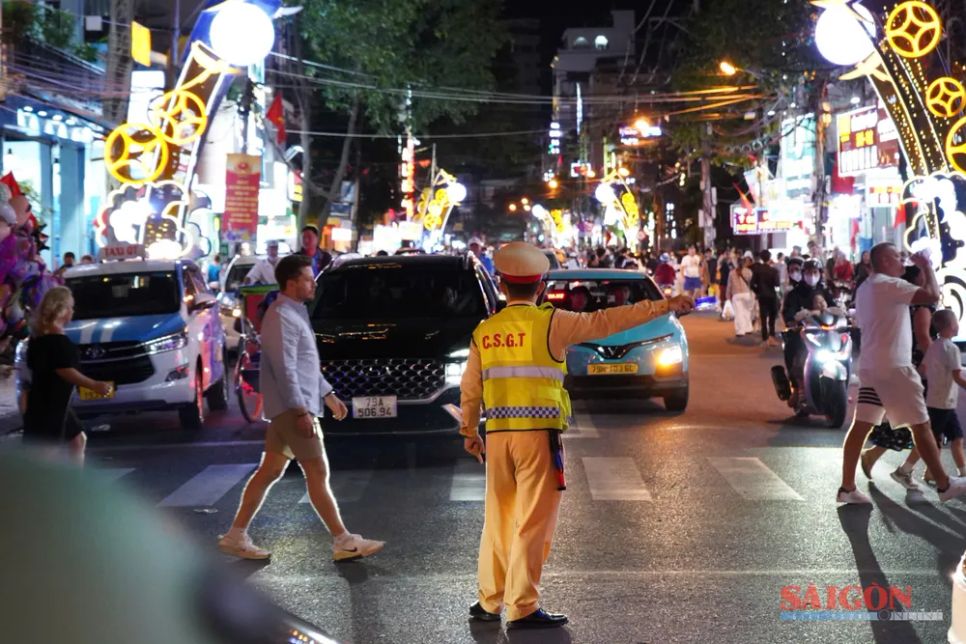 <p> Lực lượng CSGT bố trí nhiều tổ chốt trên các tuyến đường dẫn về Quảng trường 2 tháng 4 Nha Trang, tỉnh Khánh Hòa Ảnh: HIẾU GIANG </p>